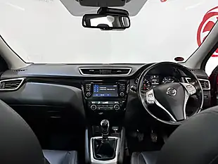 Used 2016 Nissan Qashqai Tekna Red - Interior and Exterior details 17