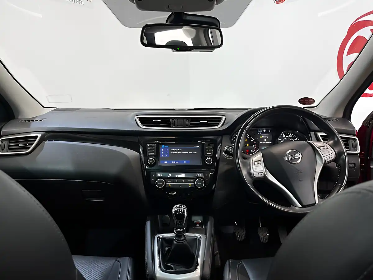 Used 2016 Nissan Qashqai Tekna Red - Interior and Exterior details 17
