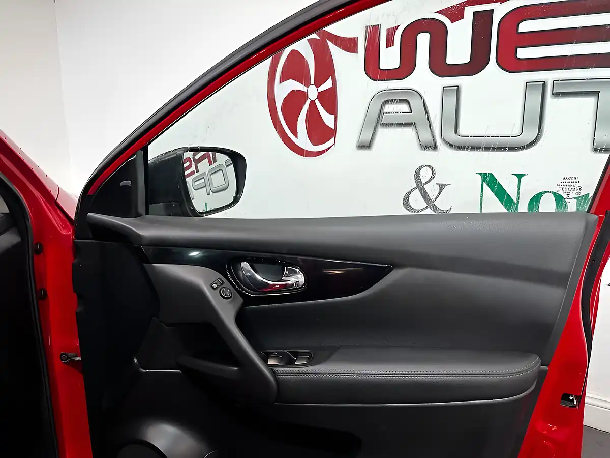 Used 2016 Nissan Qashqai Tekna Red - Interior and Exterior details 18