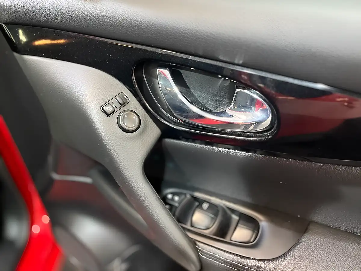Used 2016 Nissan Qashqai Tekna Red - Interior and Exterior details 19