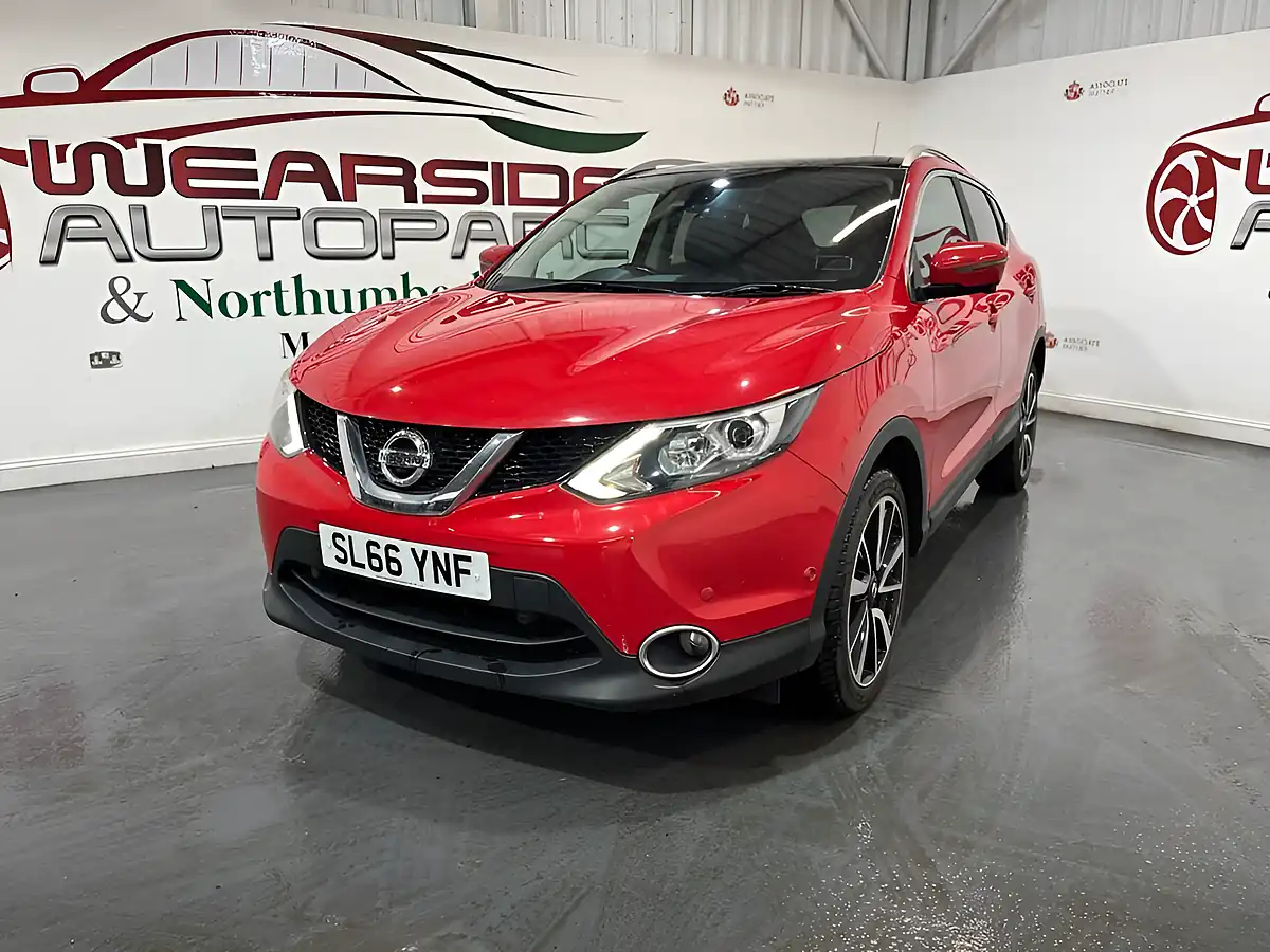 Used 2016 Nissan Qashqai Tekna Red - Interior and Exterior details 3