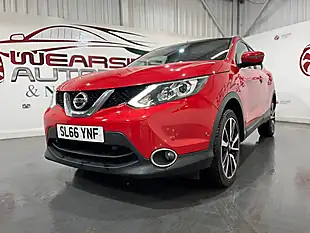 Used 2016 Nissan Qashqai Tekna Red - Interior and Exterior details 4