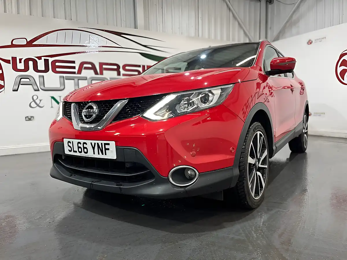 Used 2016 Nissan Qashqai Tekna Red - Interior and Exterior details 4