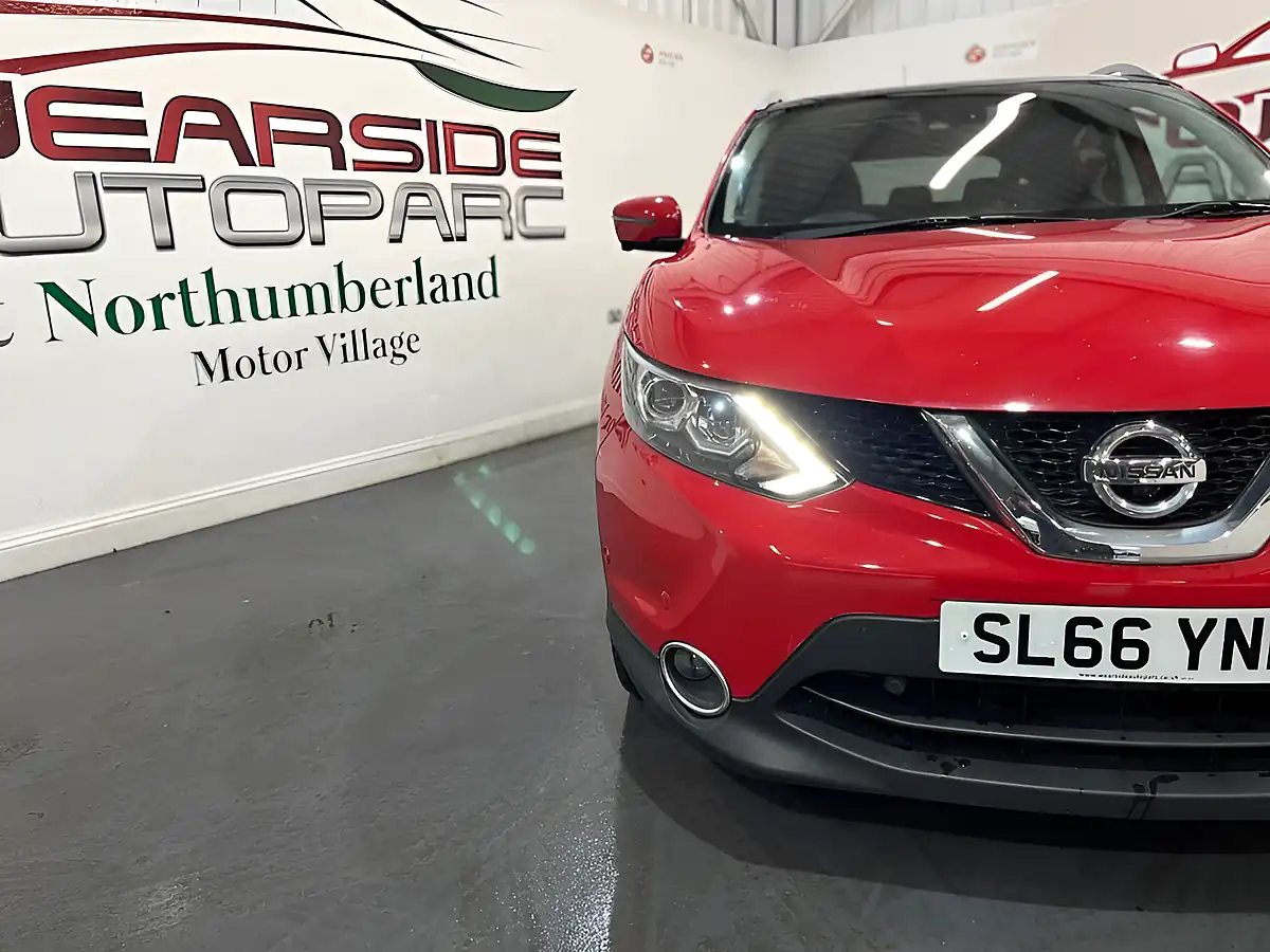Used 2016 Nissan Qashqai Tekna Red - Interior and Exterior details 7