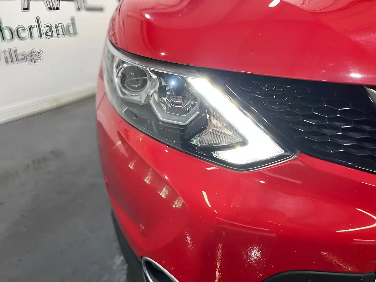 Used 2016 Nissan Qashqai Tekna Red - Interior and Exterior details 8