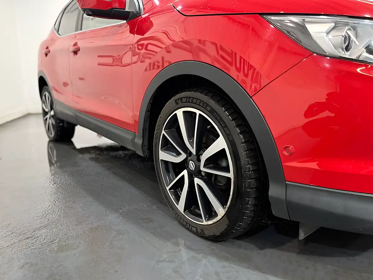 Used 2016 Nissan Qashqai Tekna Red - Interior and Exterior details 9