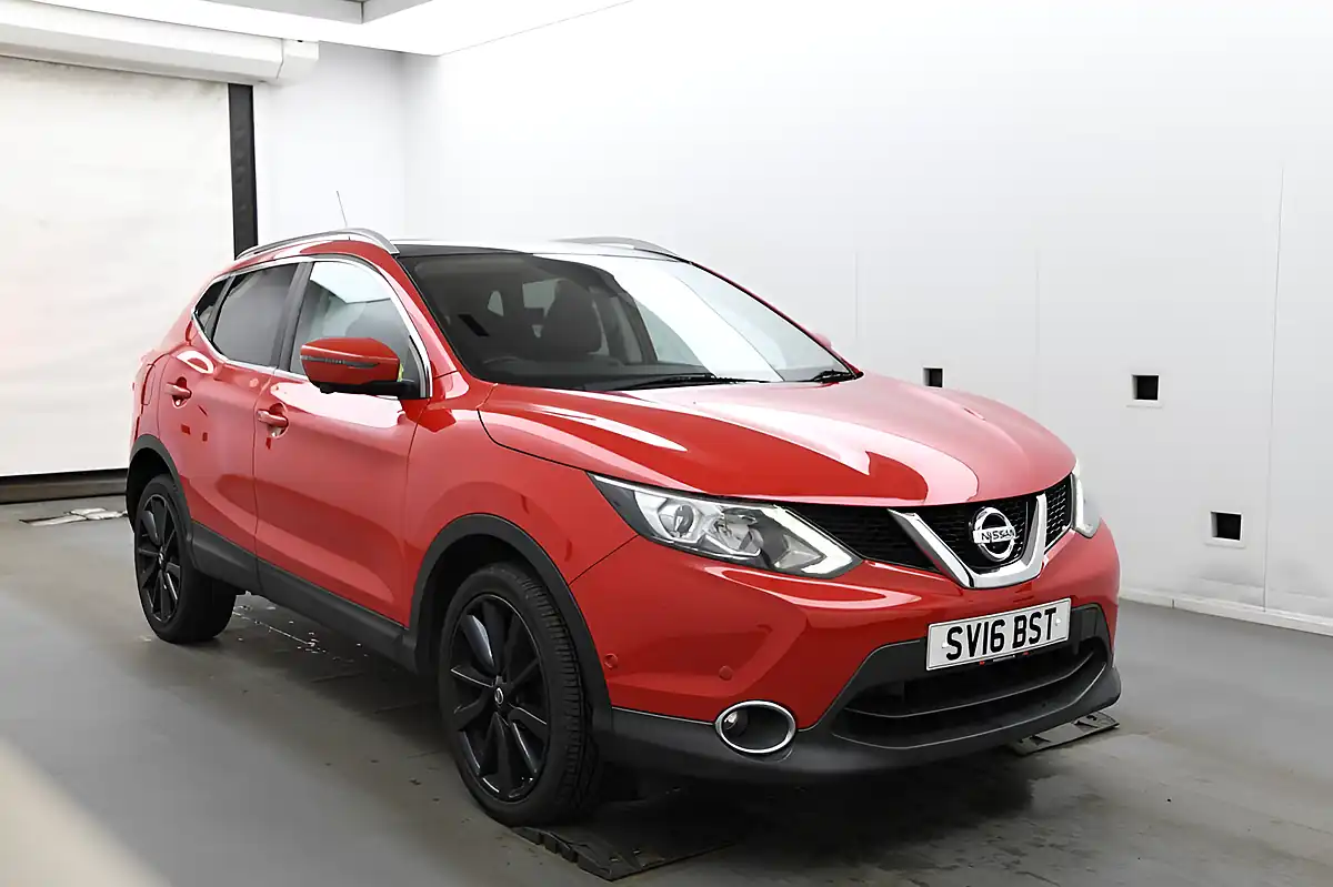 Used 2016 Nissan Qashqai Tekna Red - Front View