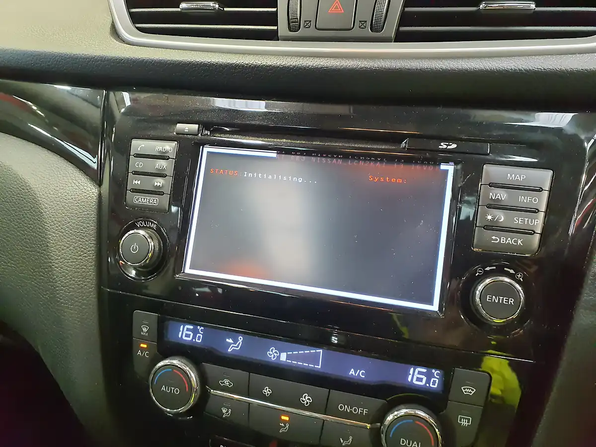 Used 2016 Nissan Qashqai Tekna Red - Interior and Exterior details 10