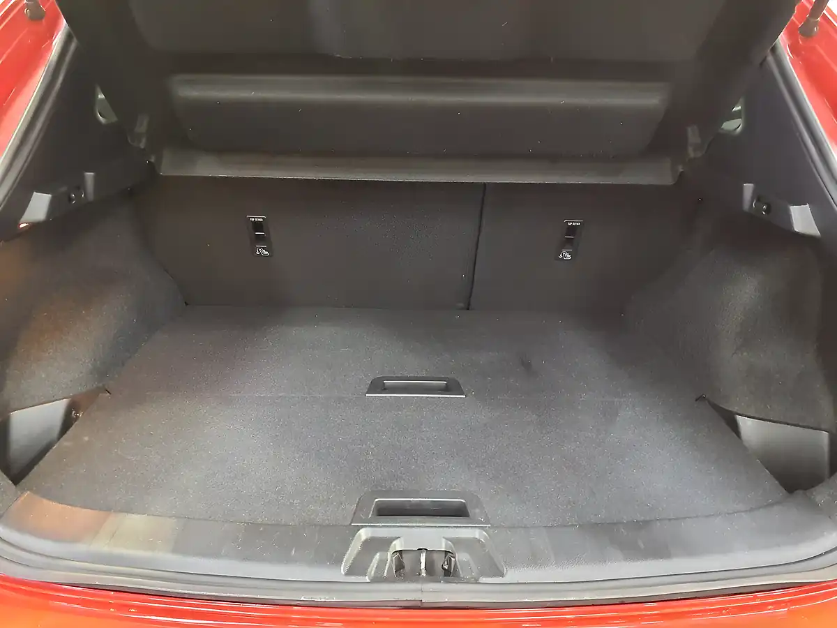 Used 2016 Nissan Qashqai Tekna Red - Interior and Exterior details 11