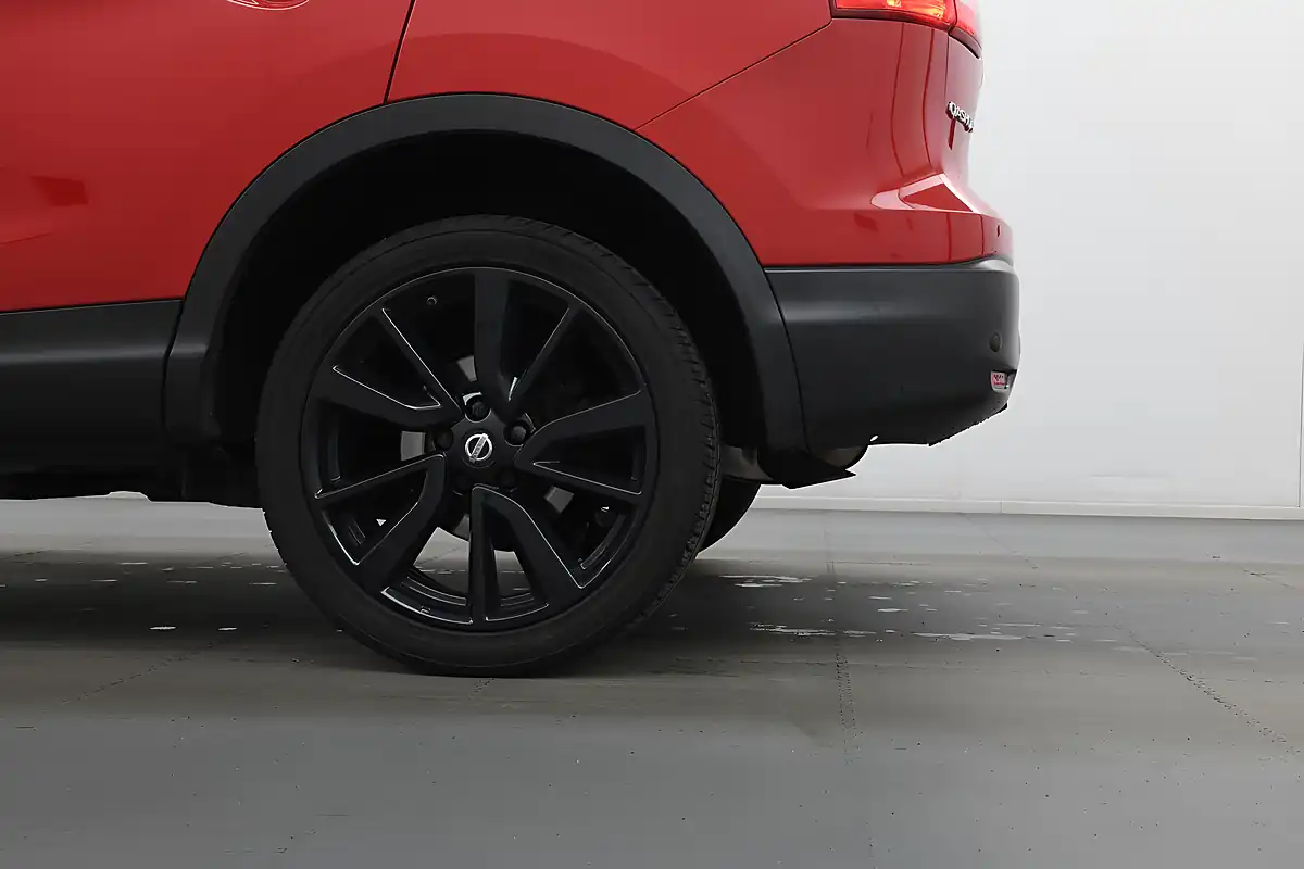 Used 2016 Nissan Qashqai Tekna Red - Interior and Exterior details 12