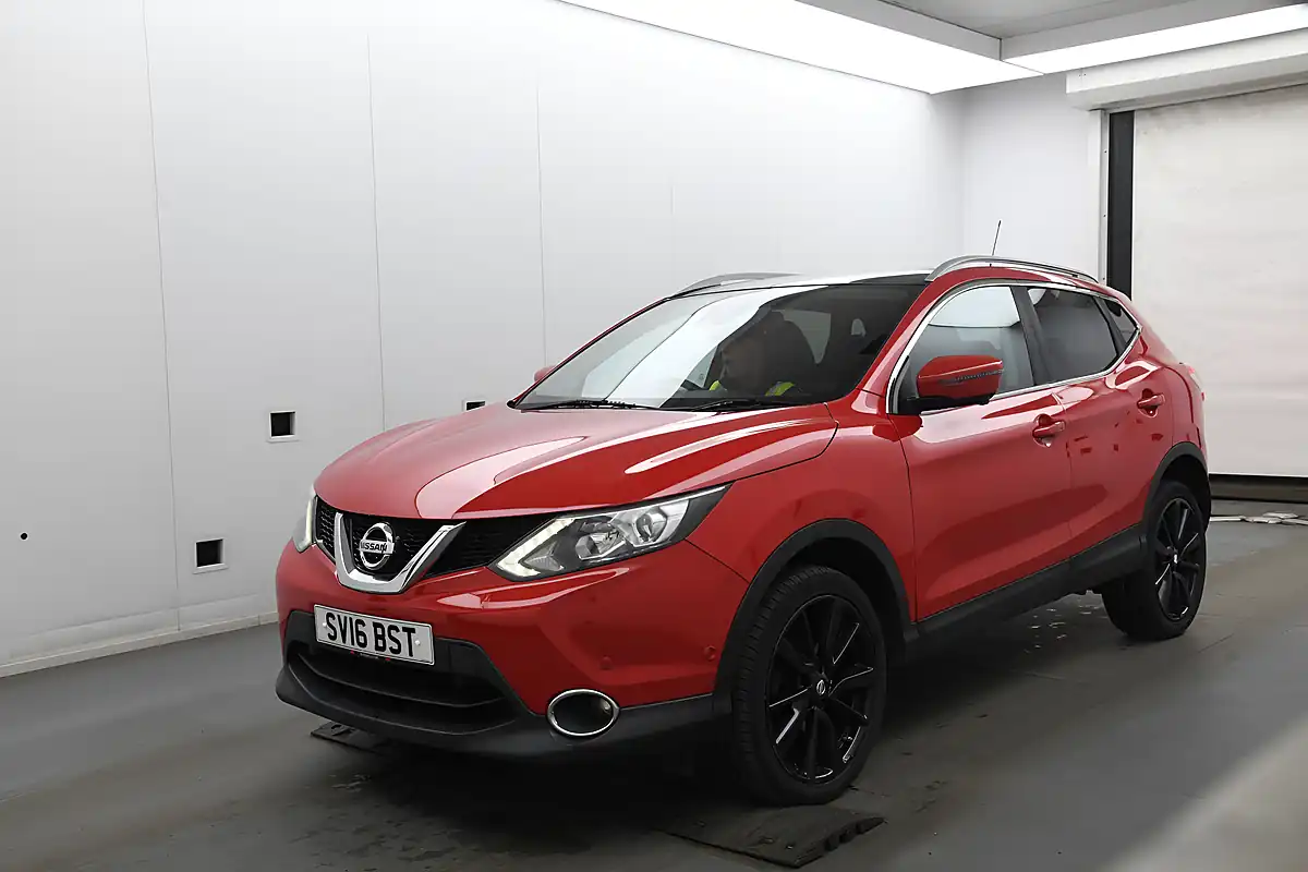Used 2016 Nissan Qashqai Tekna Red - Interior and Exterior details 2