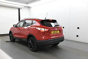 Used 2016 Nissan Qashqai Tekna Red - Interior and Exterior details 3