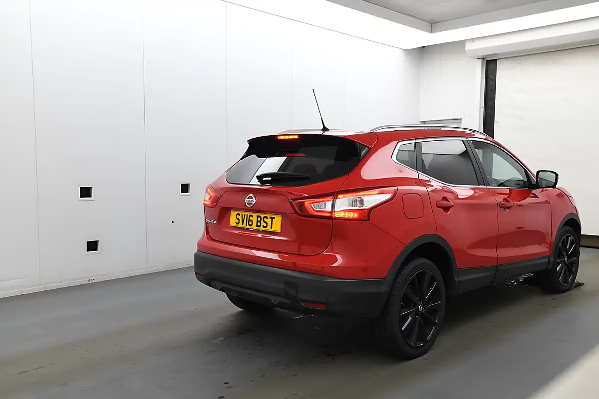 Used 2016 Nissan Qashqai Tekna Red - Interior and Exterior details 4