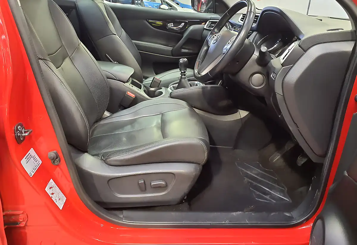 Used 2016 Nissan Qashqai Tekna Red - Interior and Exterior details 5