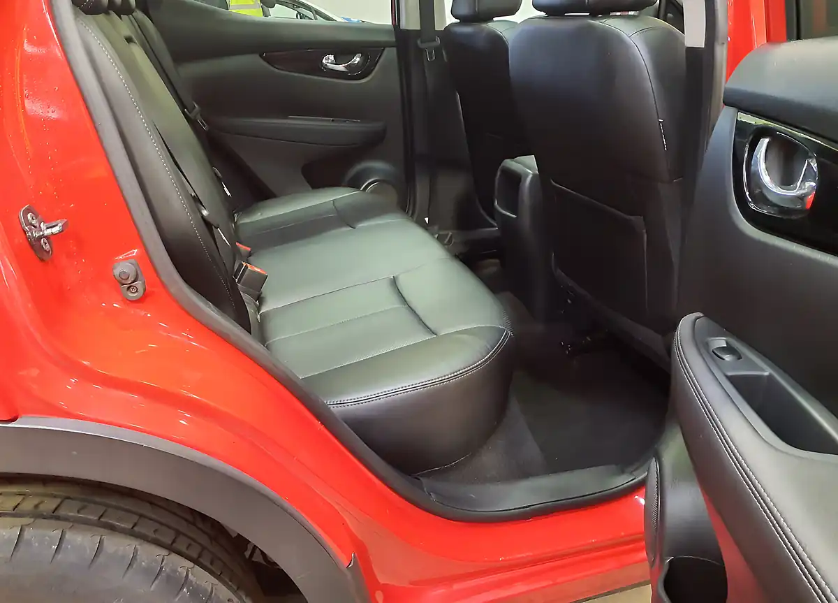 Used 2016 Nissan Qashqai Tekna Red - Interior and Exterior details 6