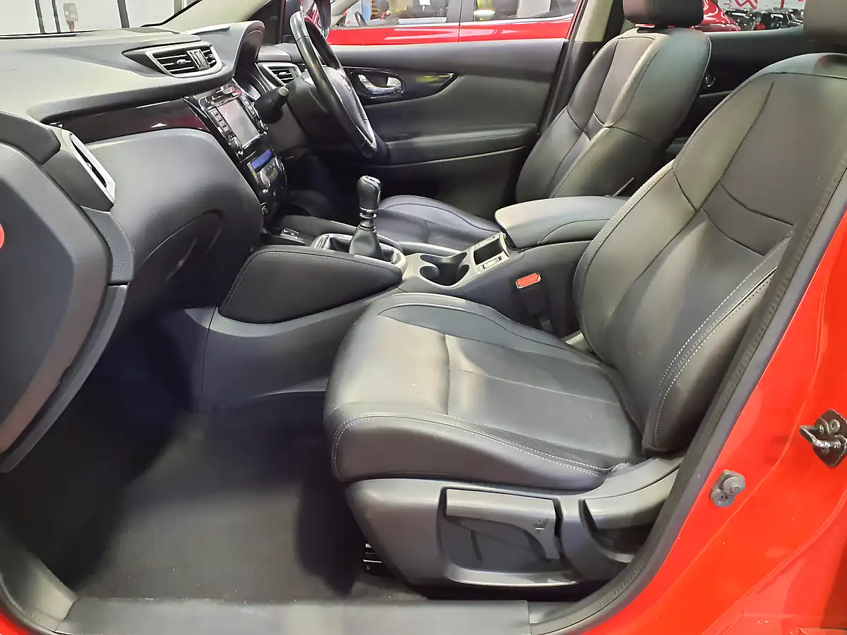 Used 2016 Nissan Qashqai Tekna Red - Interior and Exterior details 7