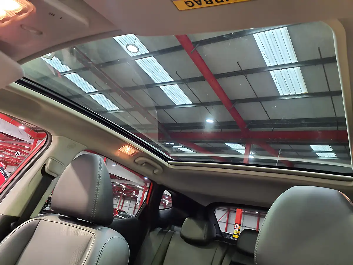 Used 2016 Nissan Qashqai Tekna Red - Interior and Exterior details 9