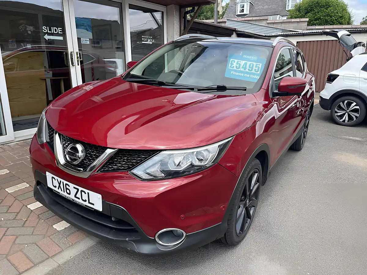 Used 2016 Nissan Qashqai Tekna Red - Front View