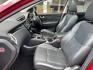Used 2016 Nissan Qashqai Tekna Red - Interior and Exterior details 10