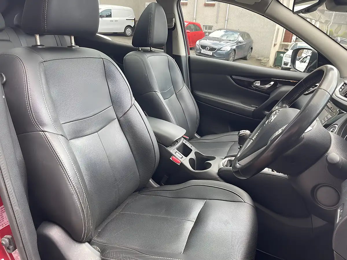 Used 2016 Nissan Qashqai Tekna Red - Interior and Exterior details 11
