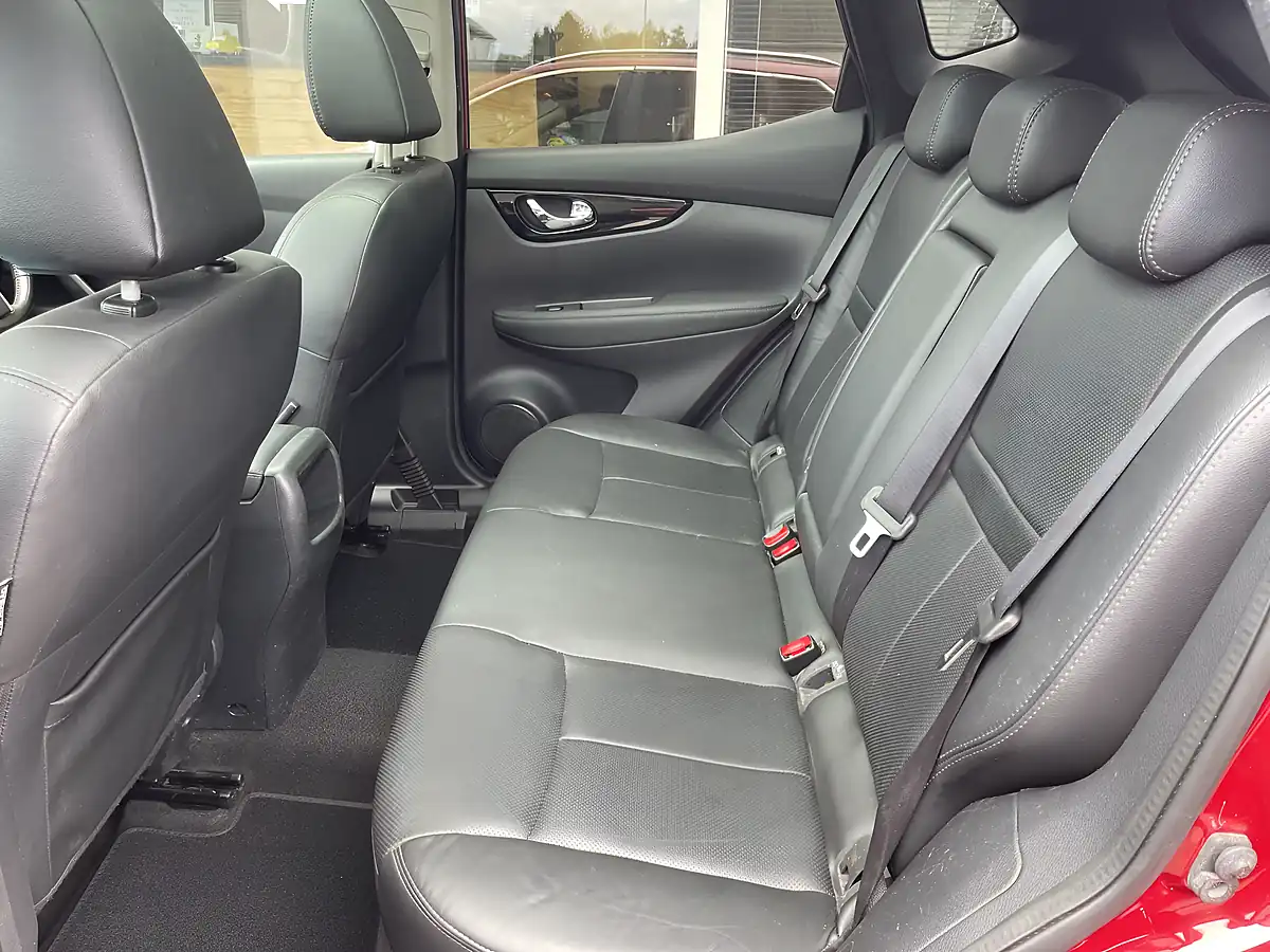 Used 2016 Nissan Qashqai Tekna Red - Interior and Exterior details 12