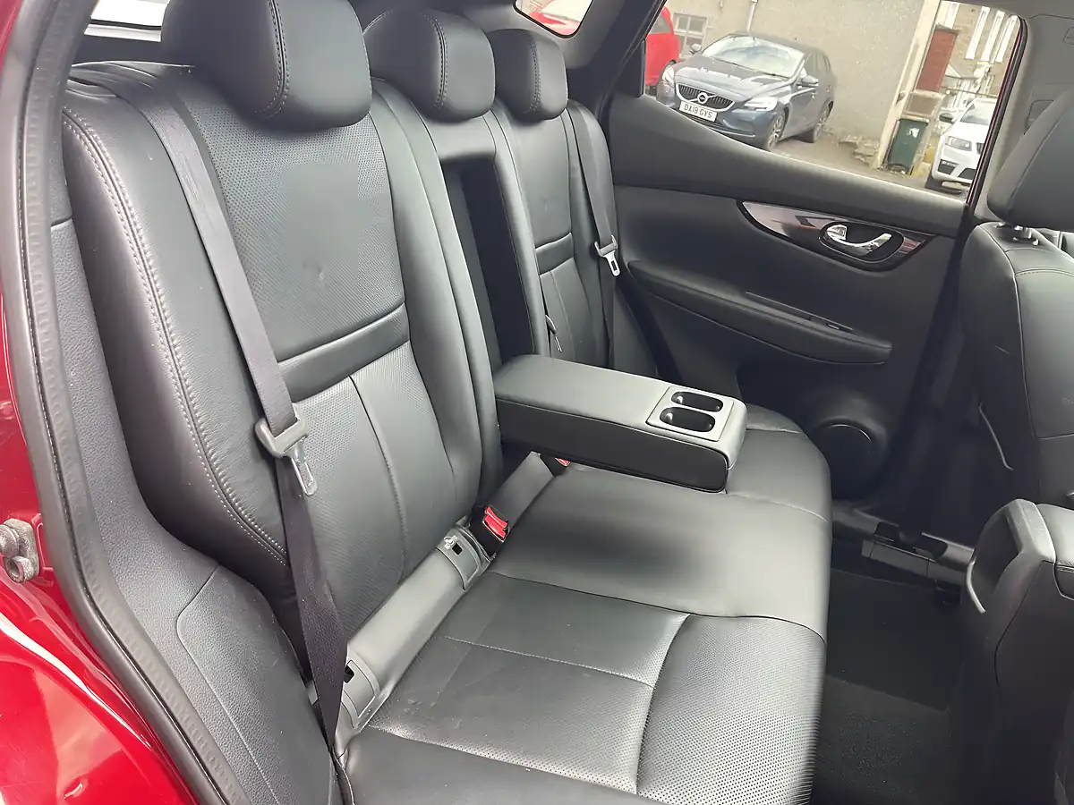 Used 2016 Nissan Qashqai Tekna Red - Interior and Exterior details 13