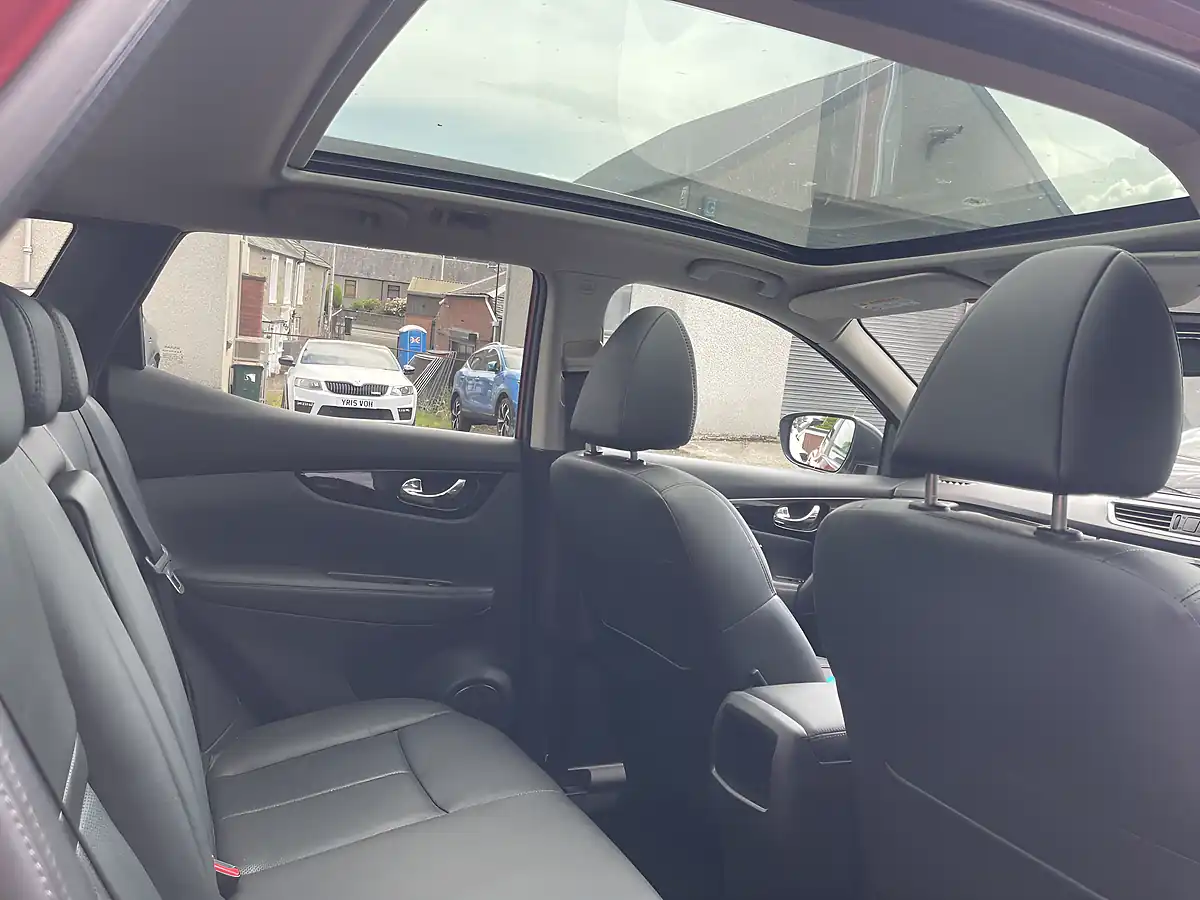 Used 2016 Nissan Qashqai Tekna Red - Interior and Exterior details 14