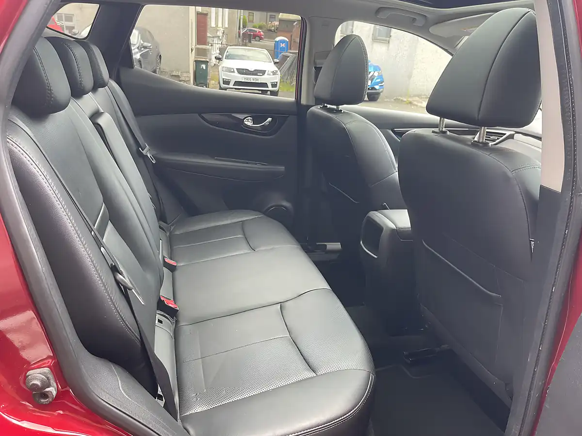 Used 2016 Nissan Qashqai Tekna Red - Interior and Exterior details 15