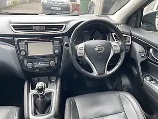 Used 2016 Nissan Qashqai Tekna Red - Interior and Exterior details 16