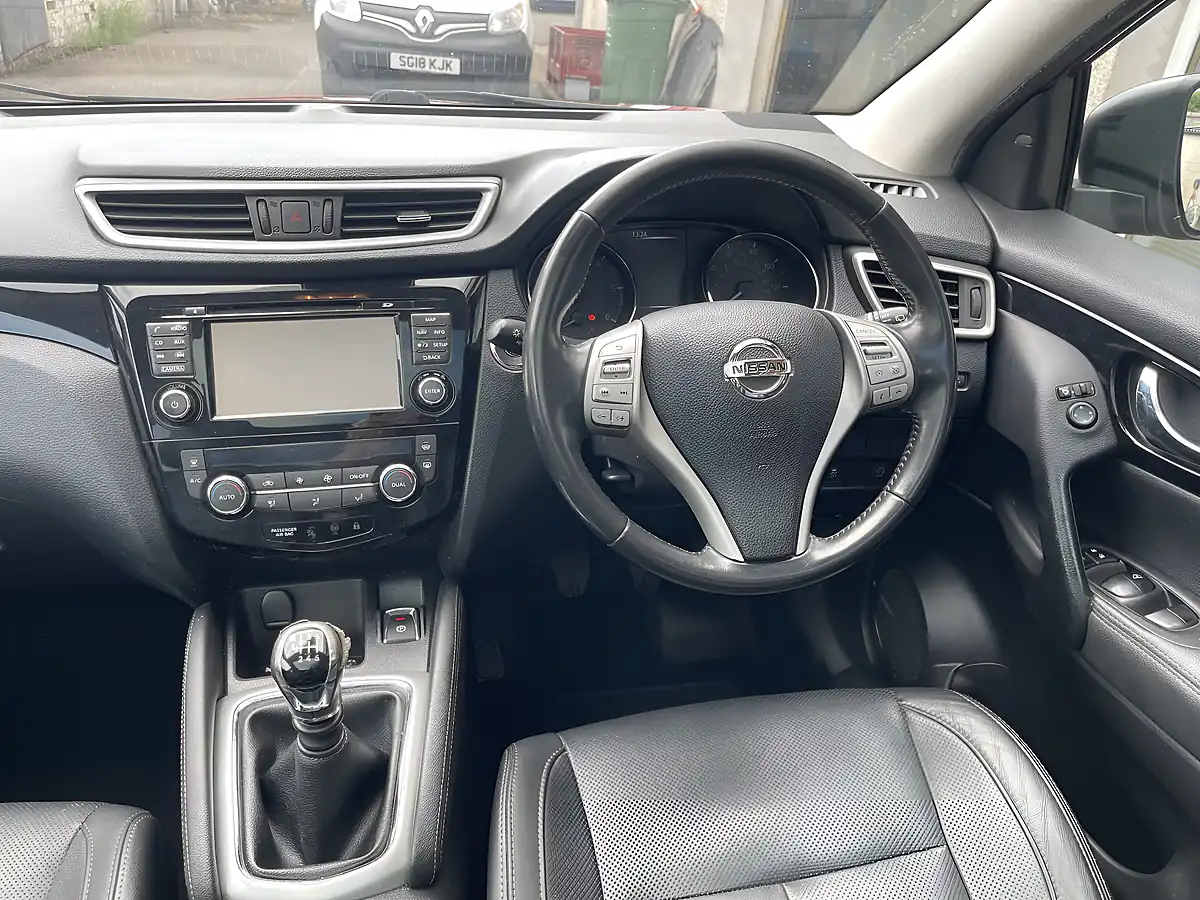 Used 2016 Nissan Qashqai Tekna Red - Interior and Exterior details 16