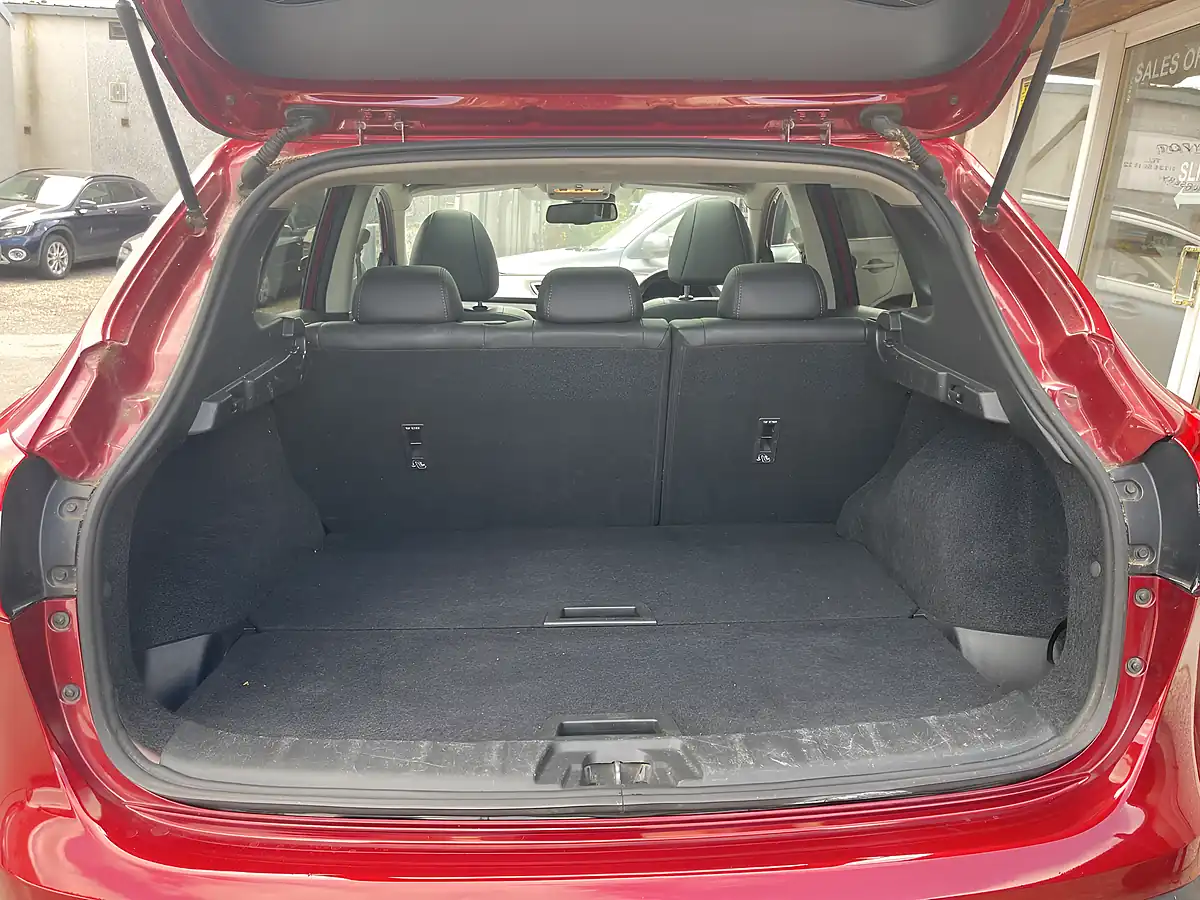Used 2016 Nissan Qashqai Tekna Red - Interior and Exterior details 17