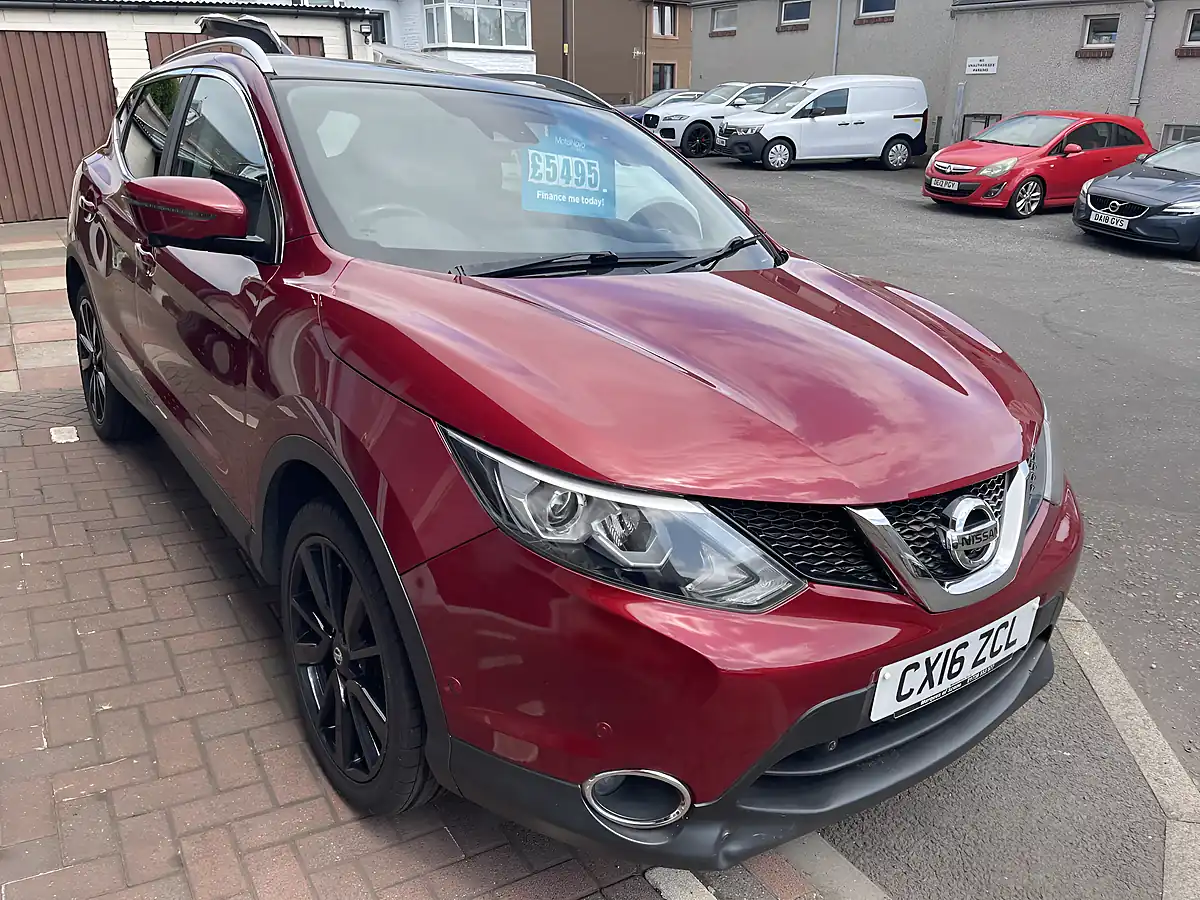 Used 2016 Nissan Qashqai Tekna Red - Interior and Exterior details 3