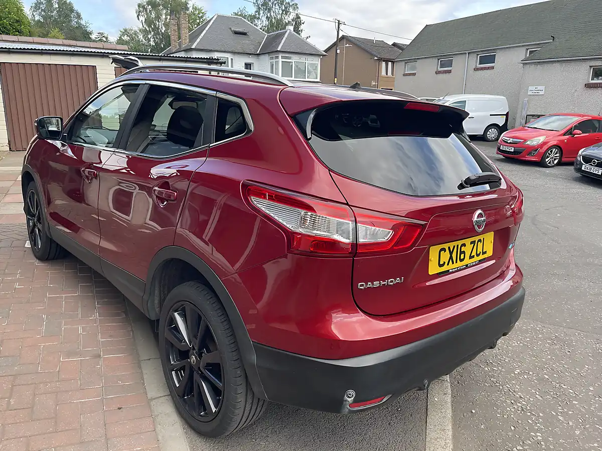 Used 2016 Nissan Qashqai Tekna Red - Interior and Exterior details 4