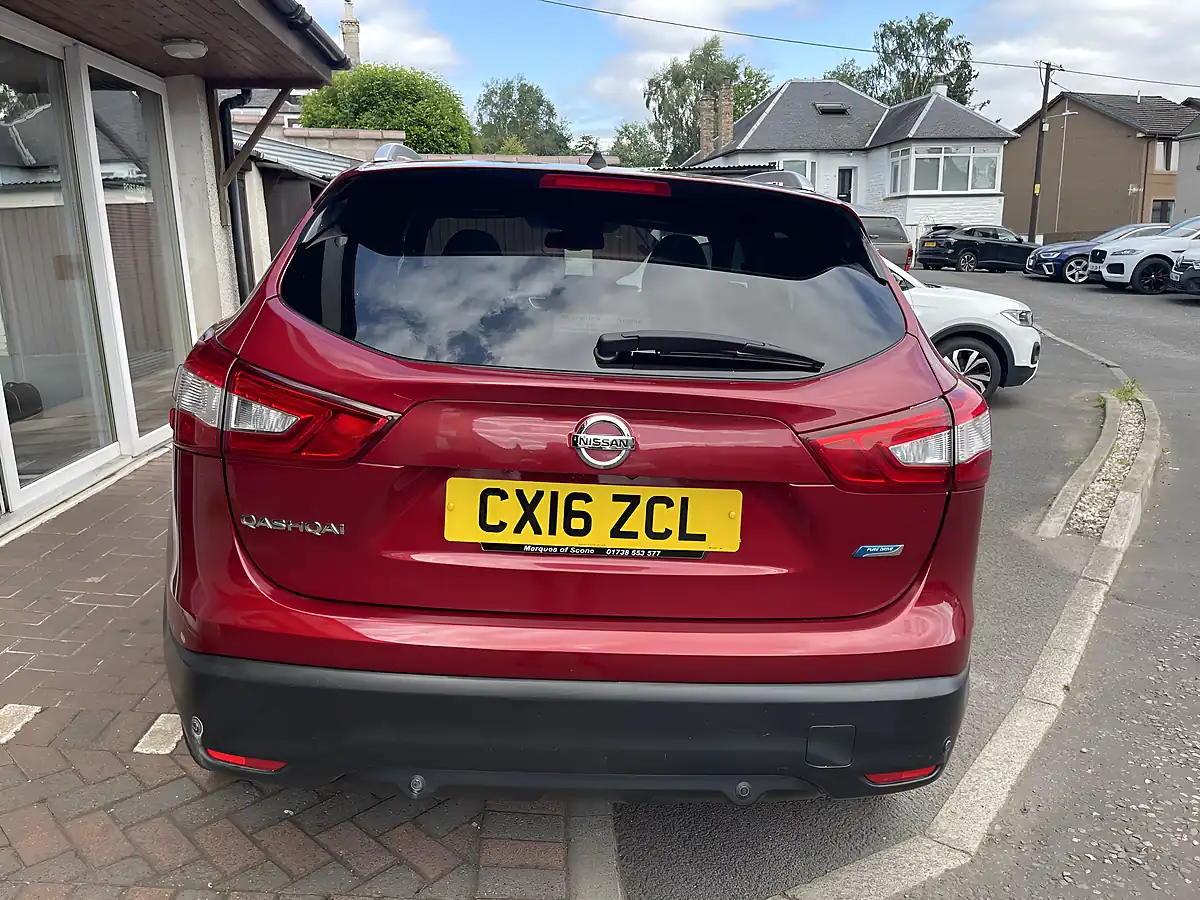 Used 2016 Nissan Qashqai Tekna Red - Interior and Exterior details 5