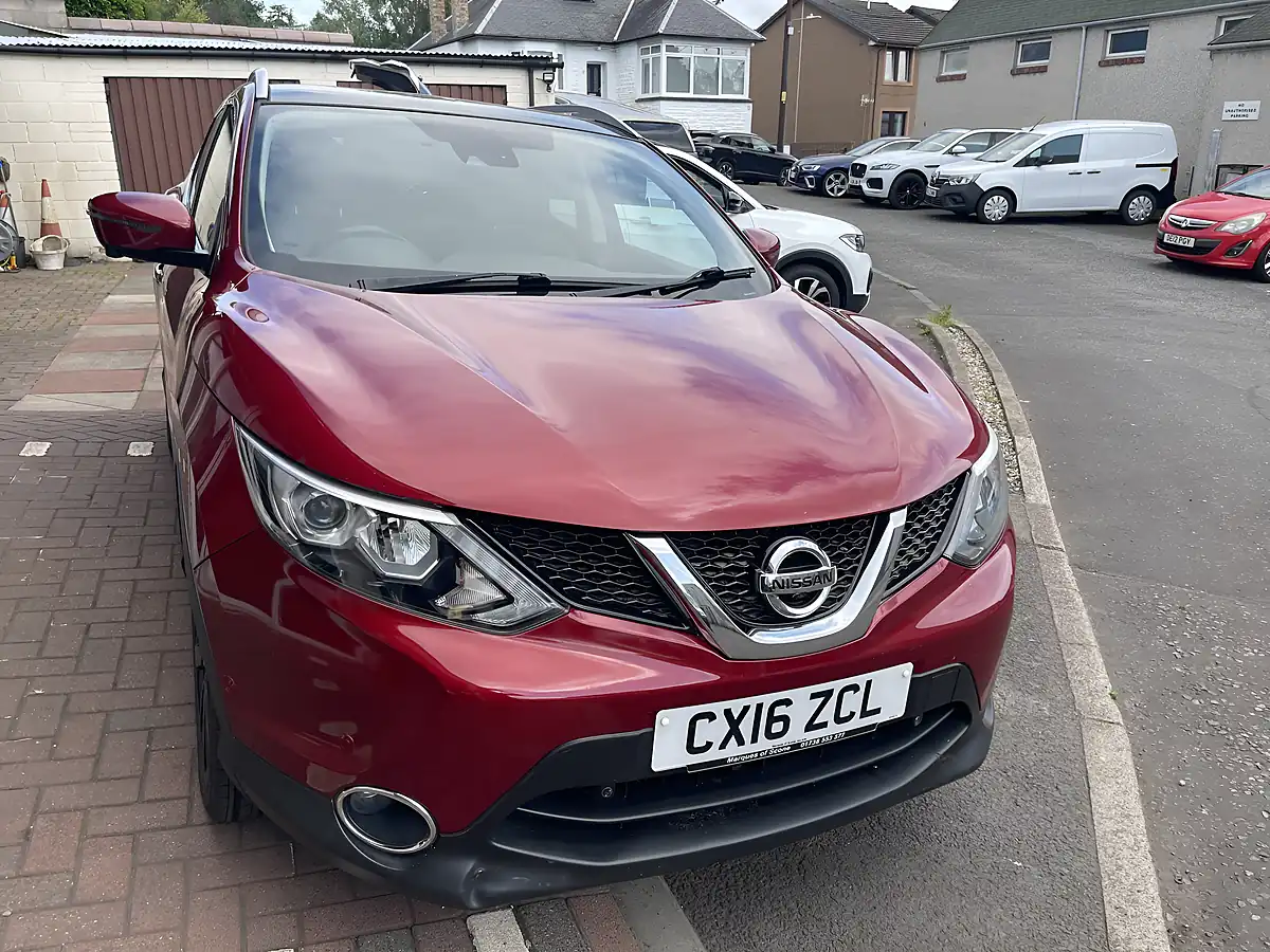 Used 2016 Nissan Qashqai Tekna Red - Interior and Exterior details 8