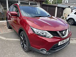 Used 2016 Nissan Qashqai Tekna Red - Interior and Exterior details 9