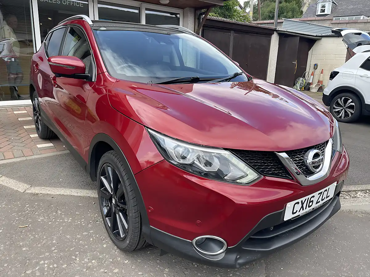 Used 2016 Nissan Qashqai Tekna Red - Interior and Exterior details 9