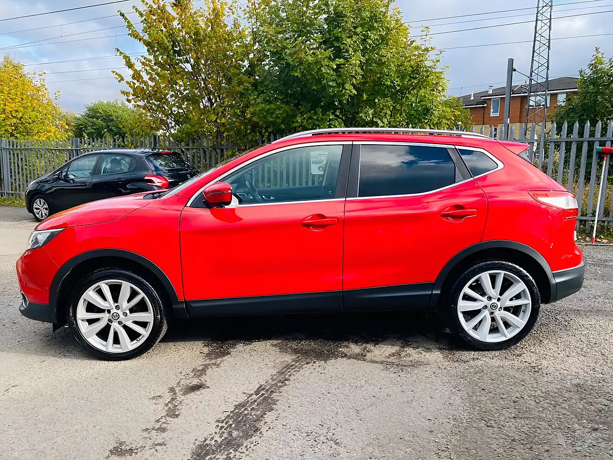 Used 2016 Nissan Qashqai Tekna Red - Interior and Exterior details 10