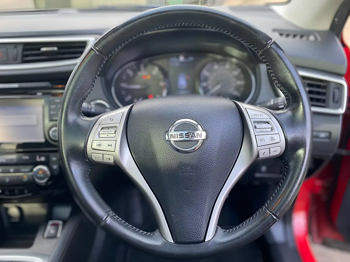 Used 2016 Nissan Qashqai Tekna Red - Interior and Exterior details 13