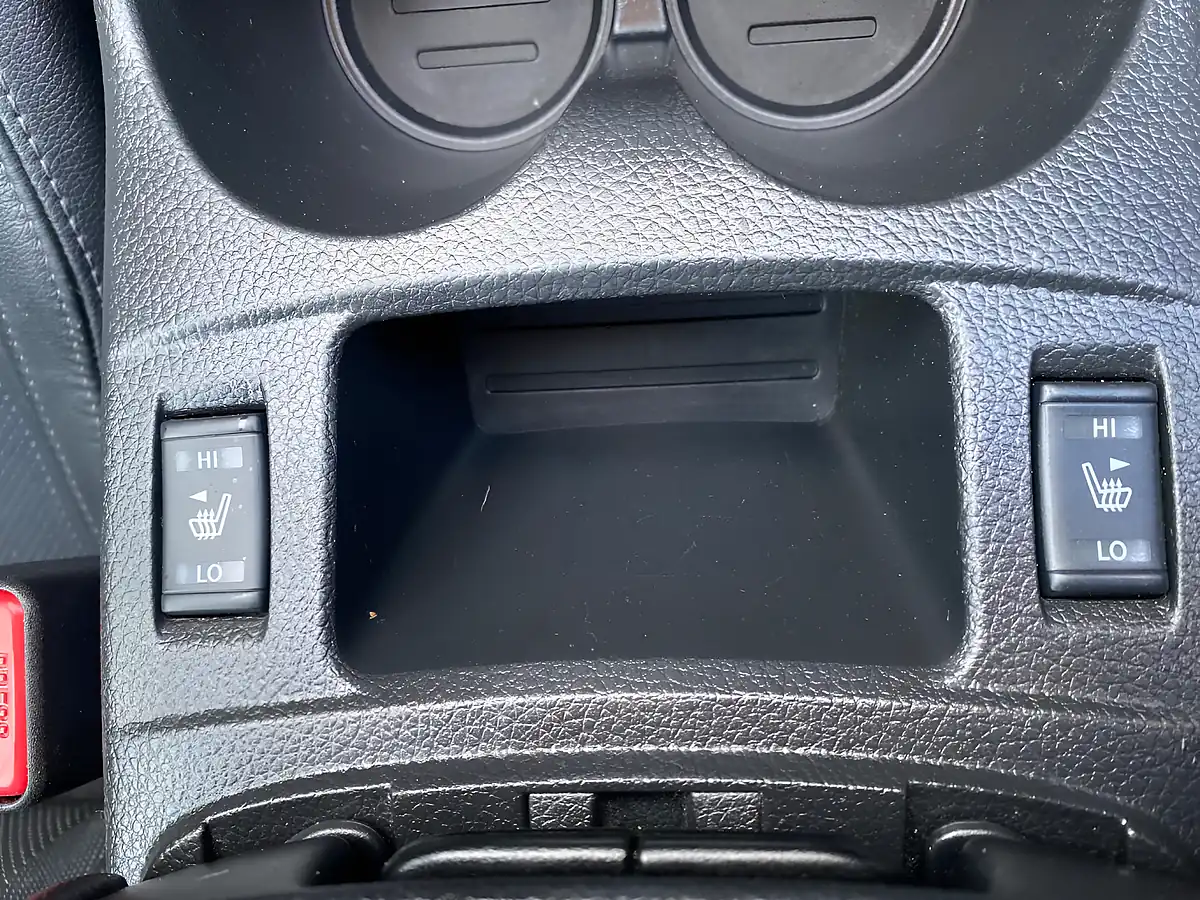 Used 2016 Nissan Qashqai Tekna Red - Interior and Exterior details 15