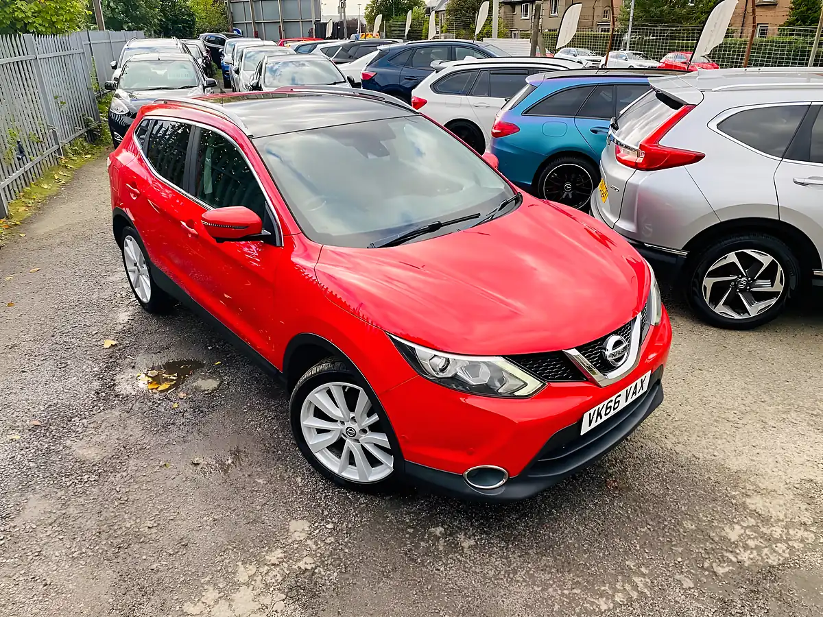 Used 2016 Nissan Qashqai Tekna Red - Interior and Exterior details 20