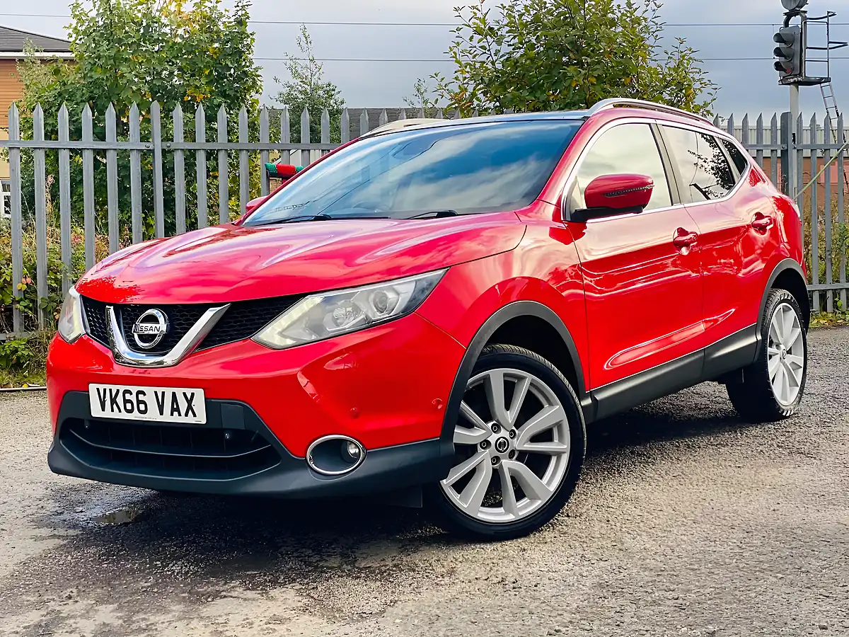 Used 2016 Nissan Qashqai Tekna Red - Interior and Exterior details 3