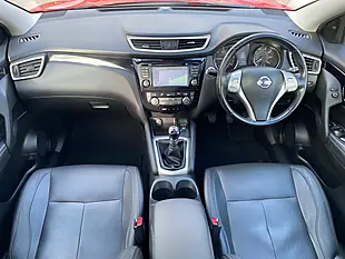 Used 2016 Nissan Qashqai Tekna Red - Interior and Exterior details 4