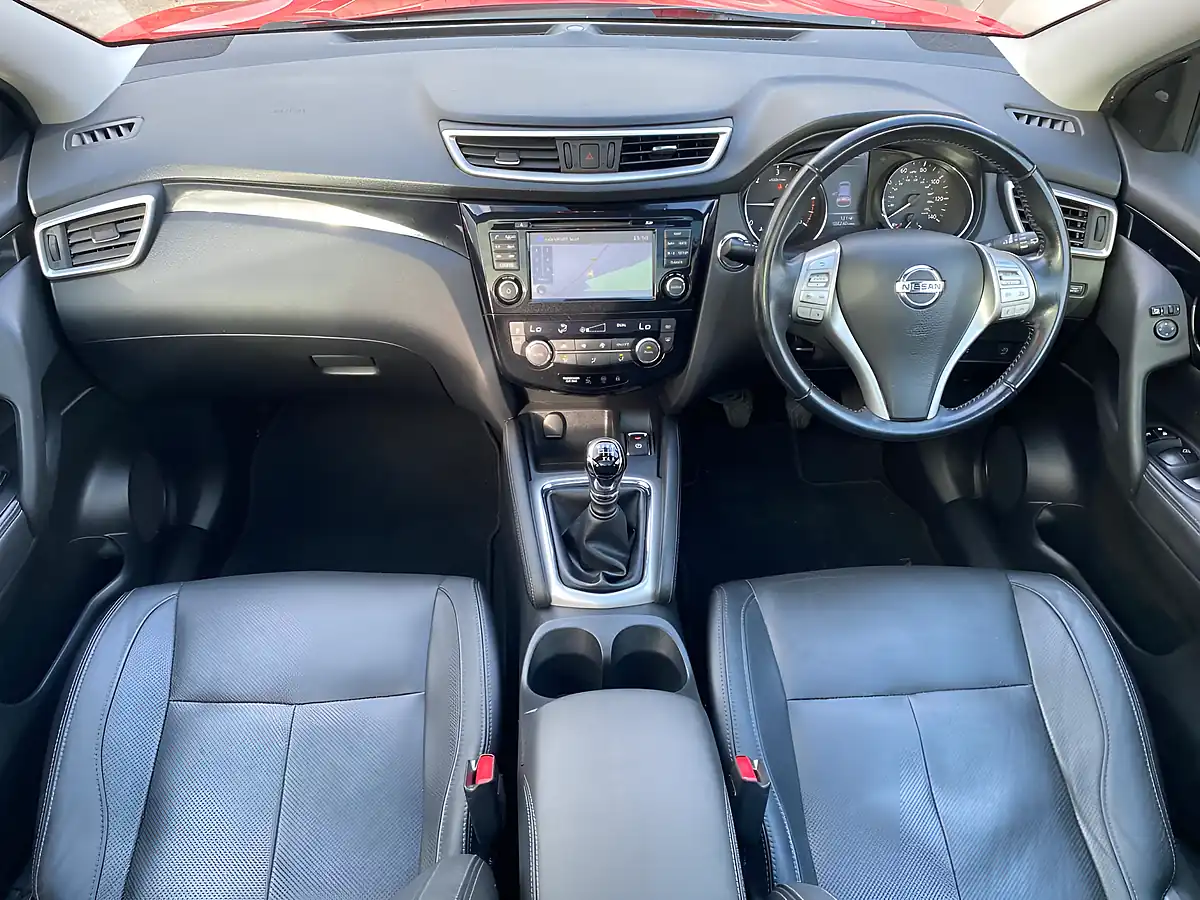 Used 2016 Nissan Qashqai Tekna Red - Interior and Exterior details 4