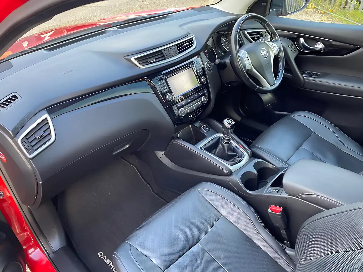 Used 2016 Nissan Qashqai Tekna Red - Interior and Exterior details 5