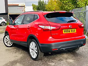 Used 2016 Nissan Qashqai Tekna Red - Interior and Exterior details 9