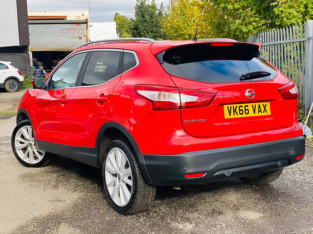 Used 2016 Nissan Qashqai Tekna Red - Interior and Exterior details 9