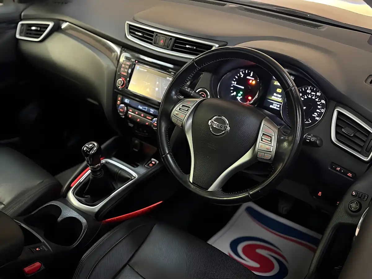 Used 2016 Nissan Qashqai Tekna Red - Interior and Exterior details 12