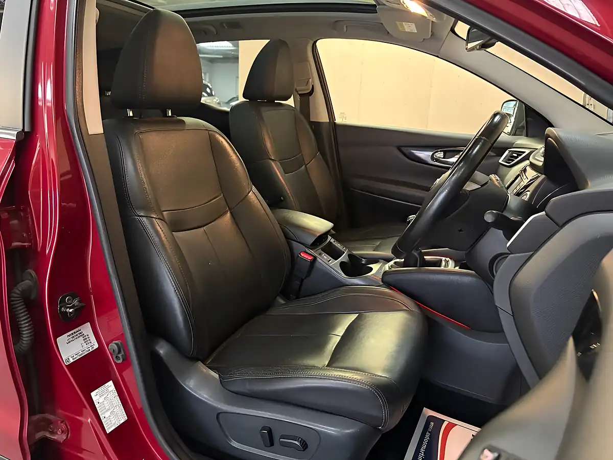 Used 2016 Nissan Qashqai Tekna Red - Interior and Exterior details 13