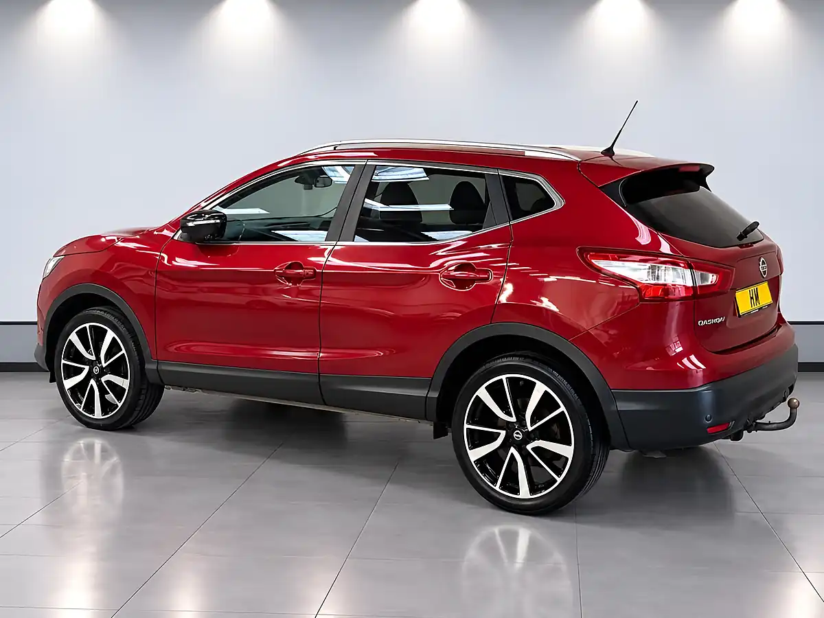 Used 2016 Nissan Qashqai Tekna Red - Interior and Exterior details 15